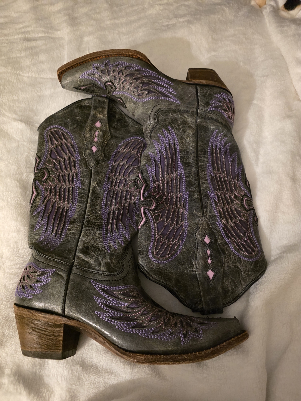 Women’s Gray Leather Wing-Embroidered Heeled Boots in Purple and Pink